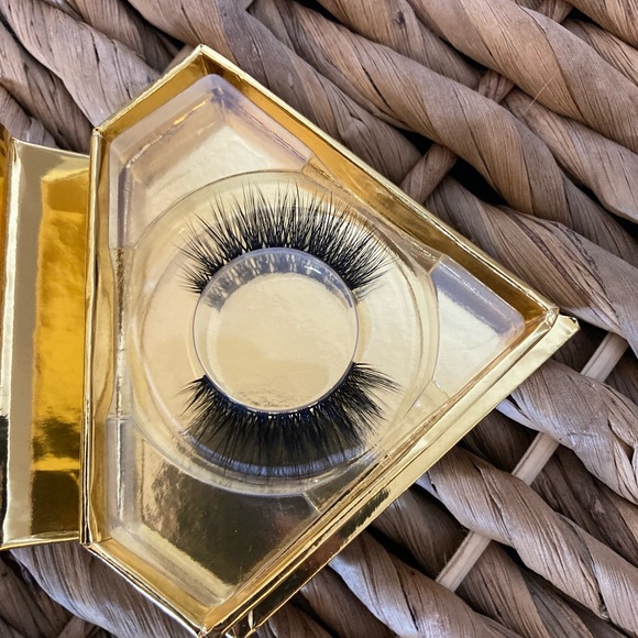 ๐ OKT Lashes in Kendra - Picture 3 of 3